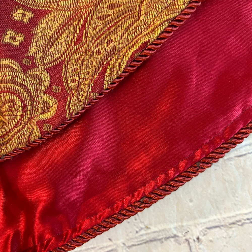 EMBROIDERED TAPESTRY BURGUNDY/GOLD CHRISTMAS TREE SKIRT AND MATCHING STOCKING - Picture 4 of 10